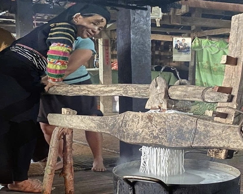 Từ khuôn gỗ truyền thống, những sợi bún trắng ngần lần lượt hiện ra, kết tinh từ sự khéo léo và kinh nghiệm được người Lô Lô đen gìn giữ qua nhiều thế hệ