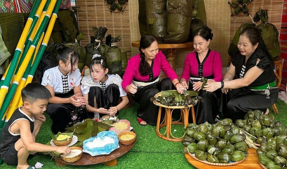 Mâm cỗ Xíp Xí mang đậm hương vị núi rừng với thịt vịt, bánh ít uôi, xôi màu, cá nướng cùng nhiều sản vật do chính người dân làm ra