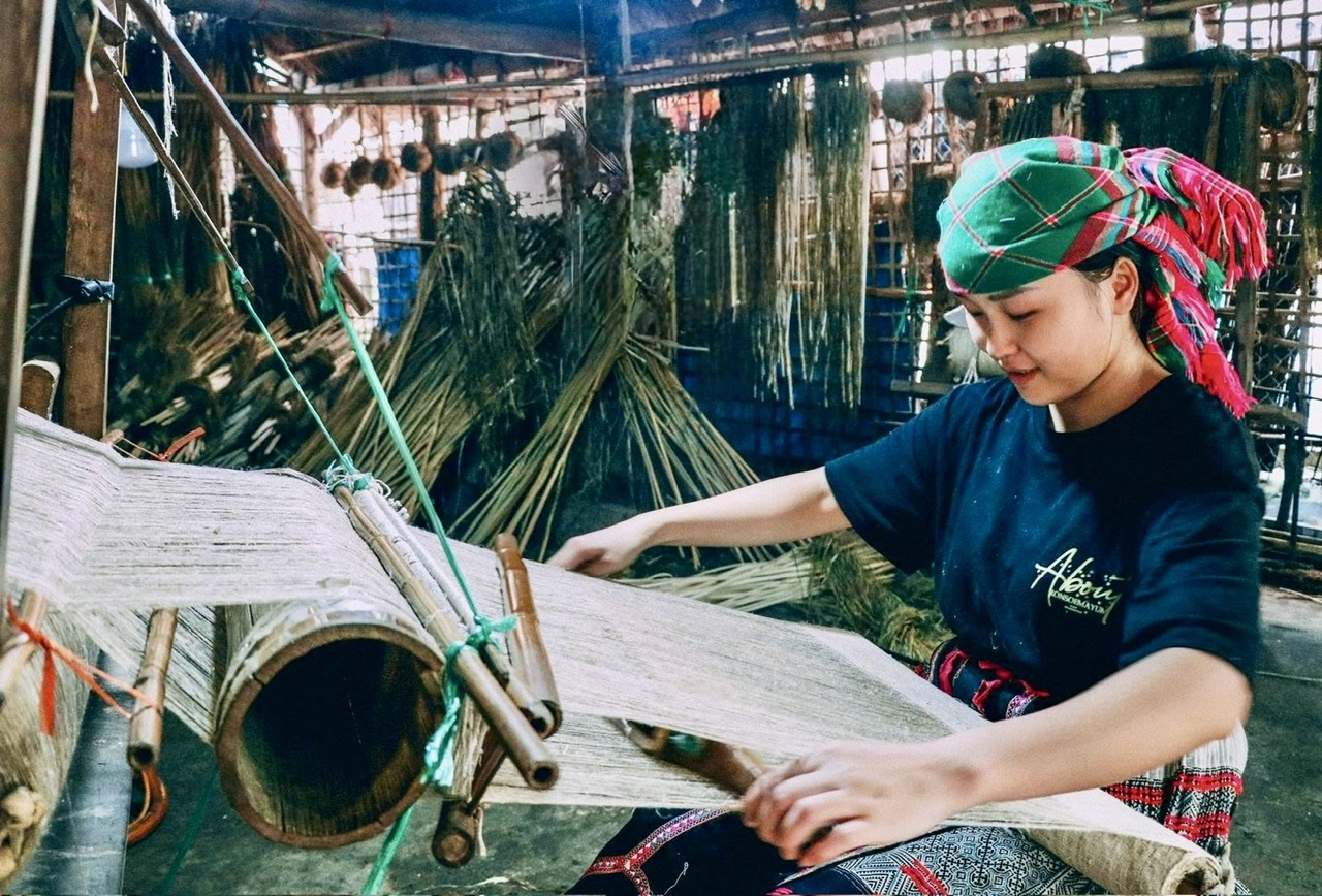 Nhiều bạn trẻ ở Lùng Tám (Tuyên Quang) học và thực hành nghề dệt lanh truyền thống, góp phần trao truyền và gìn giữ bản sắc văn hóa của dân tộc Mông