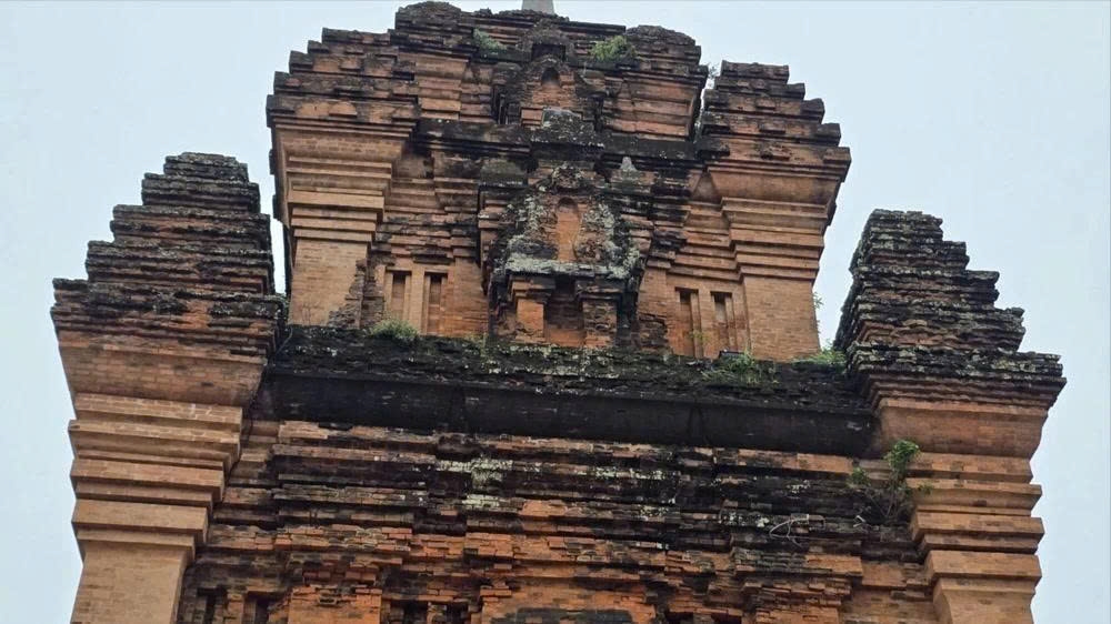 Dấu vết thời gian in hằn trên từng mảng tường gạch, góp phần tạo nên vẻ đẹp cổ kính, trầm mặc của tháp Nhạn