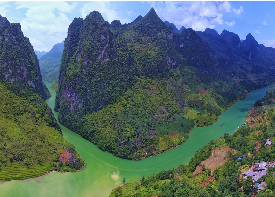 Giữa thiên nhiên rộng lớn, xanh mướt một màu, tại tỉnh Tuyên Quang có hẻm Tu Sản độc đáo nằm giữa con sông Nho Quế bốn mùa chảy xiết, lấp lánh trên cao nguyên đá Đồng Văn (tỉnh Tuyên Quang). Đồng thời, dòng sông này cũng là mạch nguồn tích trữ nước quan trọng của khu vực Cao nguyên đá Đồng Văn (tỉnh Tuyên Quang)…