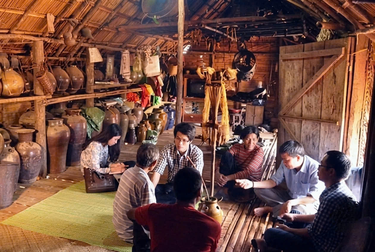 Trong không gian nhà dài người Mạ