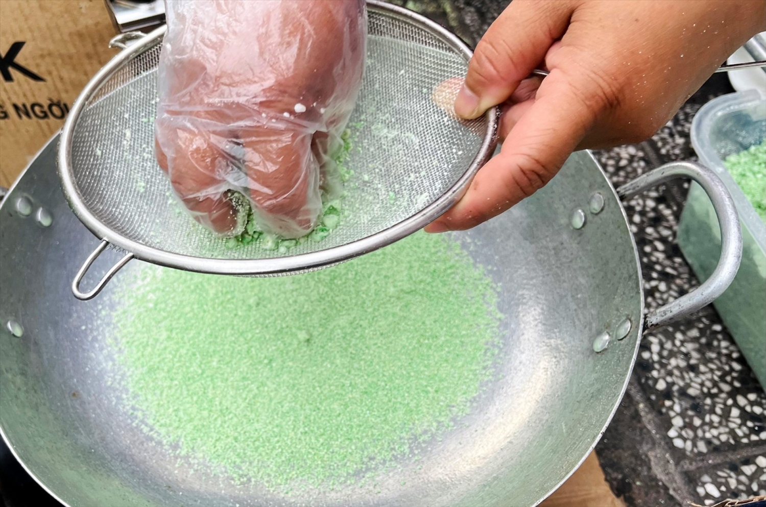 Nhào bột là công đoạn khó nhất, chỉ cho một lượng nhỏ nước và nhào đều tay để bột tơi, ngấm đủ ẩm mà không nhão dính. Nhào xong, bột được rây mịn để loại bỏ phần bị vón