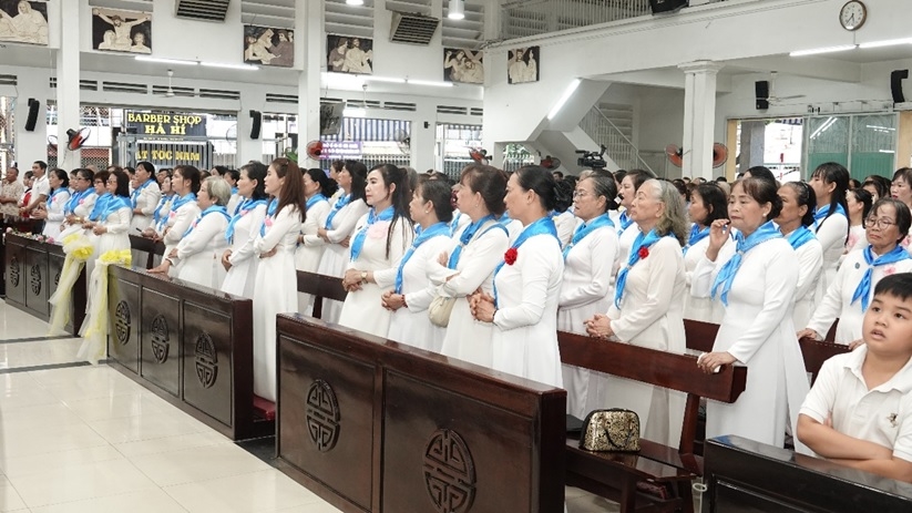 Thành viên Hội Các bà mẹ Công giáo tham dự Thánh lễ