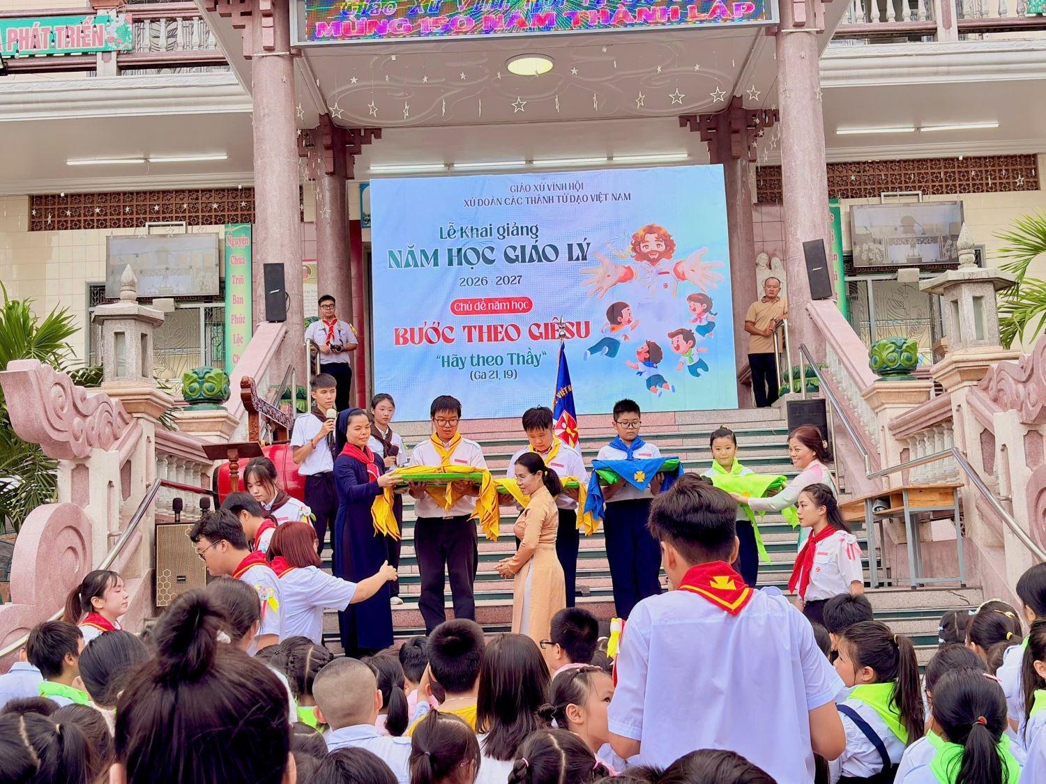 Các em thiếu nhi quàng khăn với những màu khăn như những chặng đường lớn lên trong đức tin 