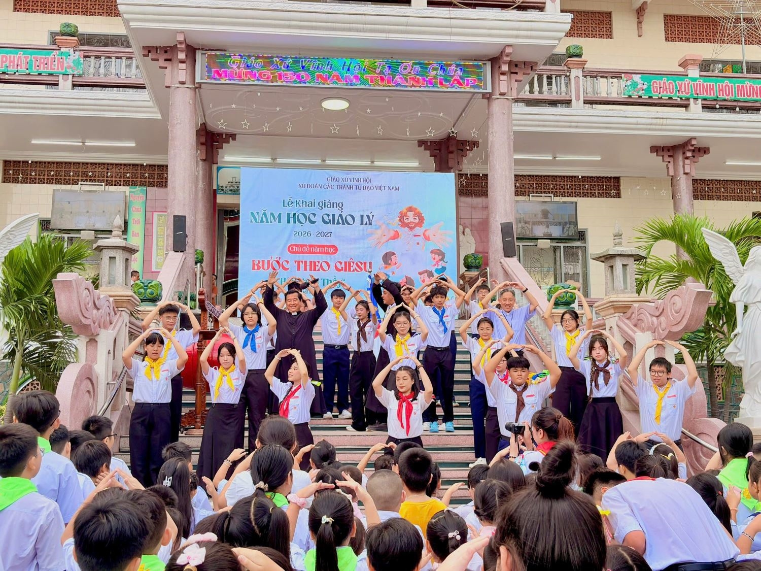Những đôi bàn tay giơ cao của các em trong niềm vui khai giảng
