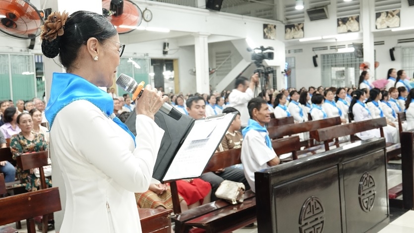 Đại diện Hội dâng lời tri ân các linh mục, Hội đồng Mục vụ, các đoàn thể và cộng đoàn dân Chúa