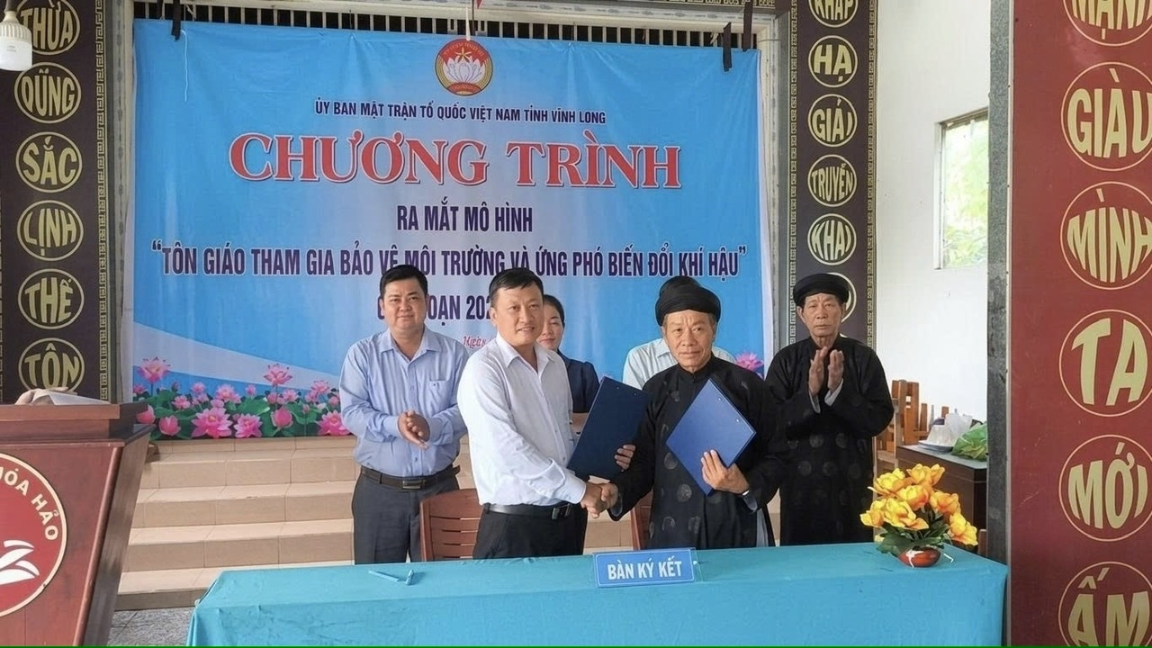 Cơ sở tôn giáo và Mặt trận Tổ quốc Việt Nam xã Phú Phụng ký kết về thực hiện mô hình cơ sở tôn giáo xanh - sạch - đẹp