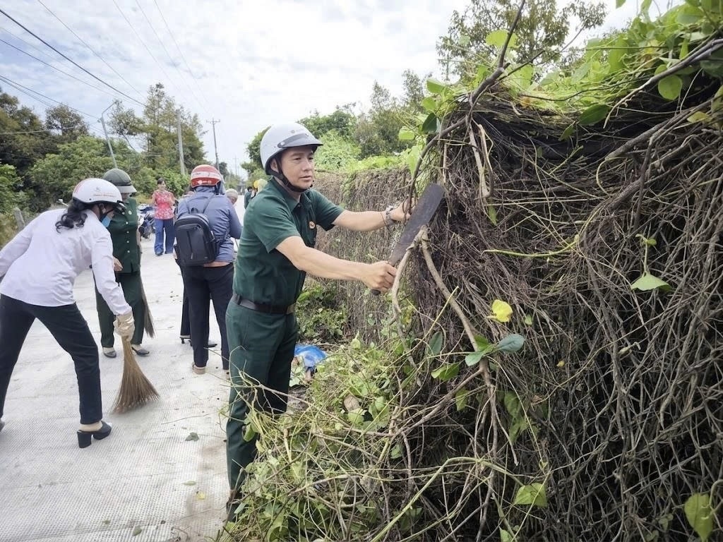Tổ quản lý mô hình “Tôn giáo tham gia bảo vệ môi trường và ứng phó với biến đổi khí hậu” tổ chức phát quang, dọn cỏ tuyến đường liên ấp