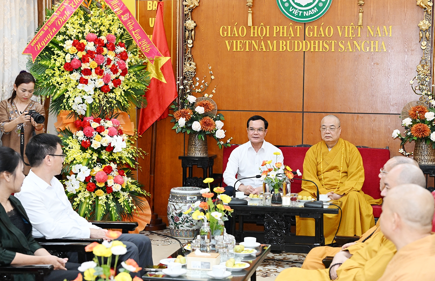 Hòa thượng Thích Thanh Nhiễu thông tin tới Bộ trưởng Nguyễn Đình Khang về một số hoạt động nổi bật của Giáo hội Phật giáo Việt Nam