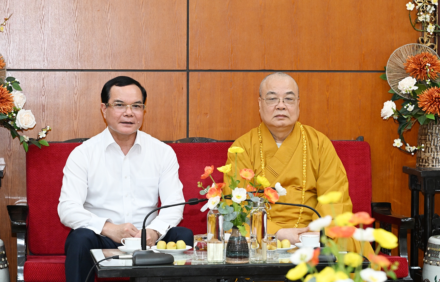 Bộ trưởng Nguyễn Đình Khang và Hòa thượng Thích Thanh Nhiễu