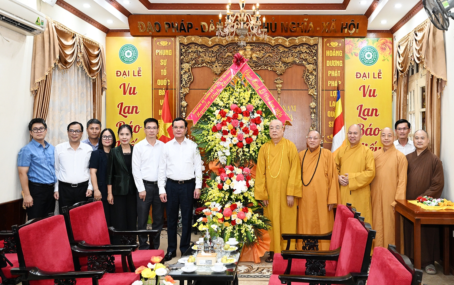 Bộ trưởng Bộ Dân tộc và Tôn giáo Nguyễn Đình Khang thăm, chúc mừng Trung ương Giáo hội Phật giáo Việt Nam