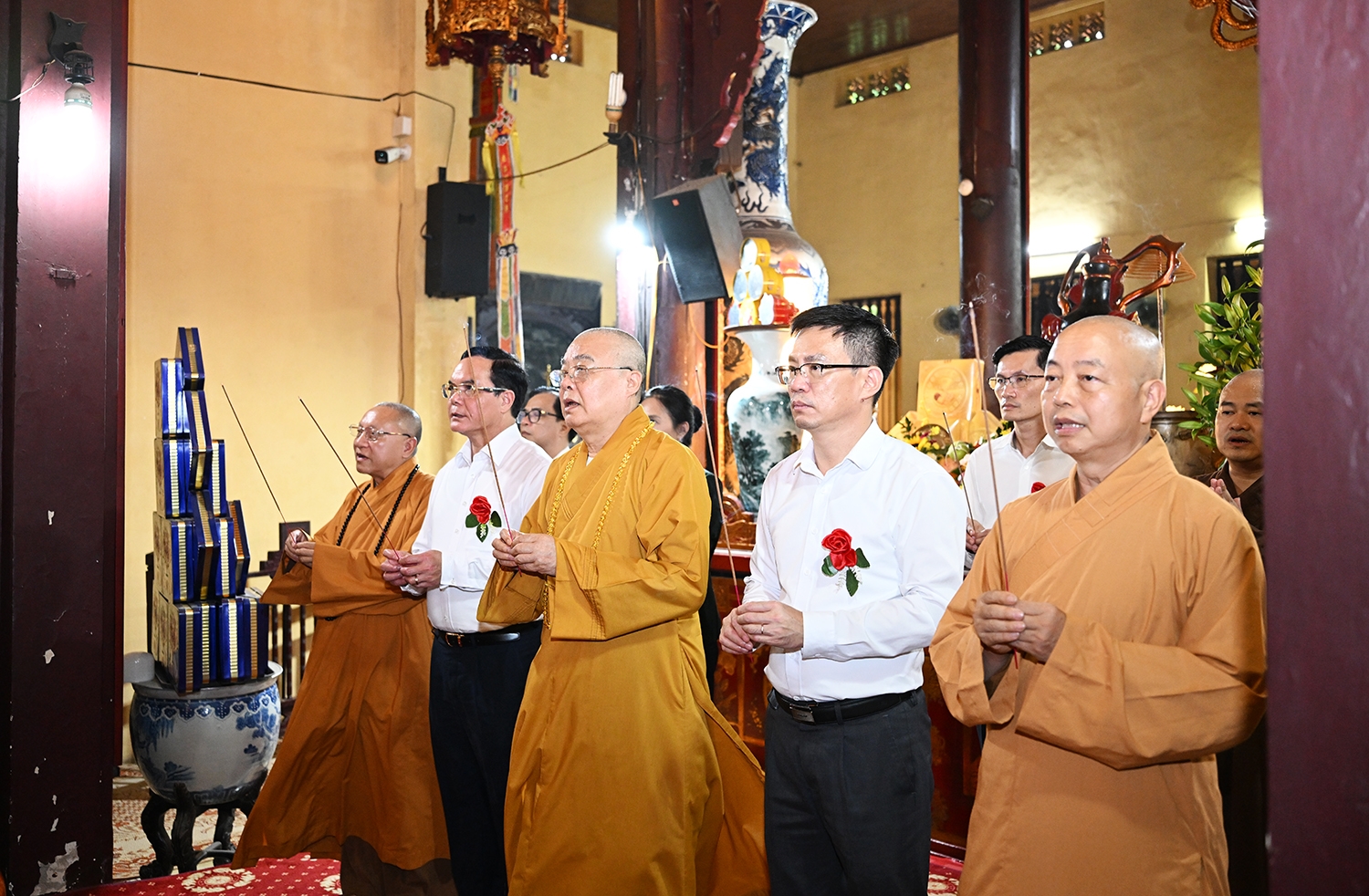 Bộ trưởng Nguyễn Đình Khang cùng Đoàn công tác thắp hương lễ Phật tại chùa Quán Sứ