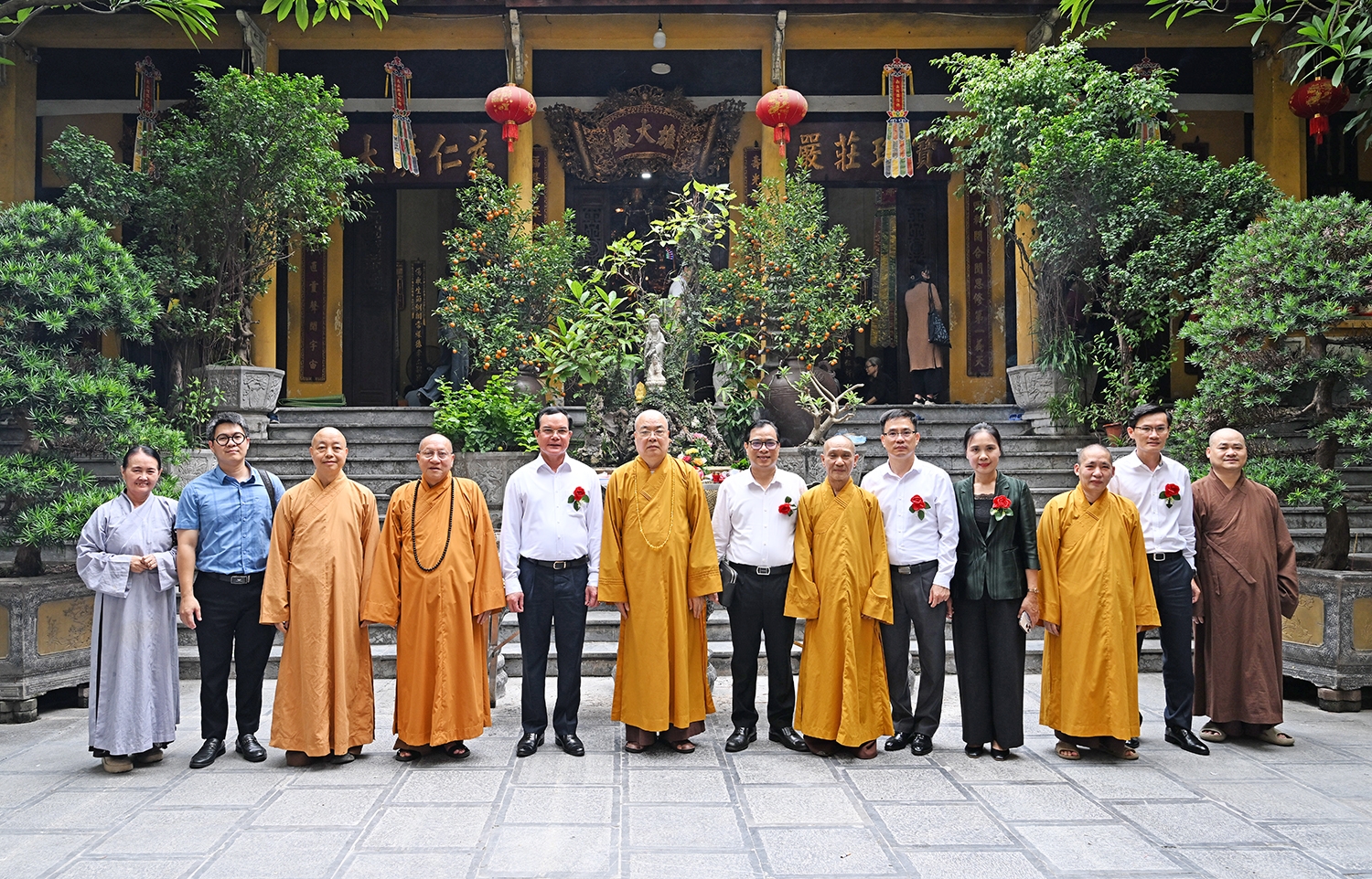 Bộ trưởng Nguyễn Đình Khang cùng Đoàn công tác cùng chư tôn đức Giáo hội Phật giáo Việt Nam chụp ảnh lưu niệm tại chùa Quán Sứ