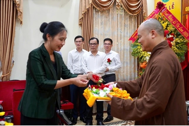 Bà Trần Thị Minh Nga, Phó Trưởng ban Ban Tôn giáo Chính phủ cài hoa hồng Vu lan