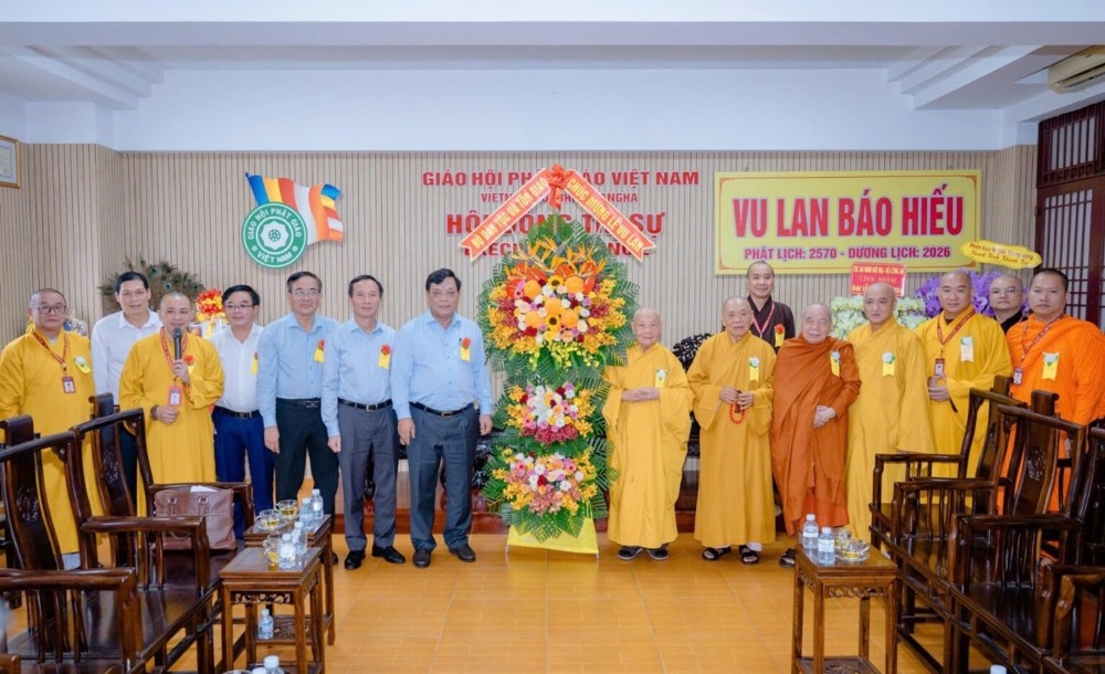 Đoàn công tác Bộ Dân tộc và Tôn giáo thăm, chúc mừng Đại lễ Vu lan đến chư tôn giáo phẩm Giáo hội Phật giáo Việt Nam