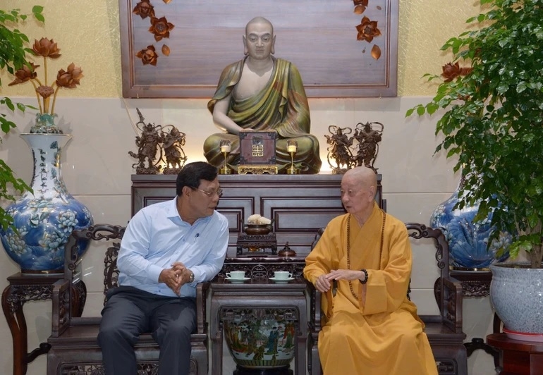 Thứ trưởng Bộ Dân tộc và Tôn giáo Nguyễn Hải Trung trao đổi thông tin cùng Hòa thượng Thích Trí Quảng - Pháp chủ Giáo hội Phật giáo Việt Nam