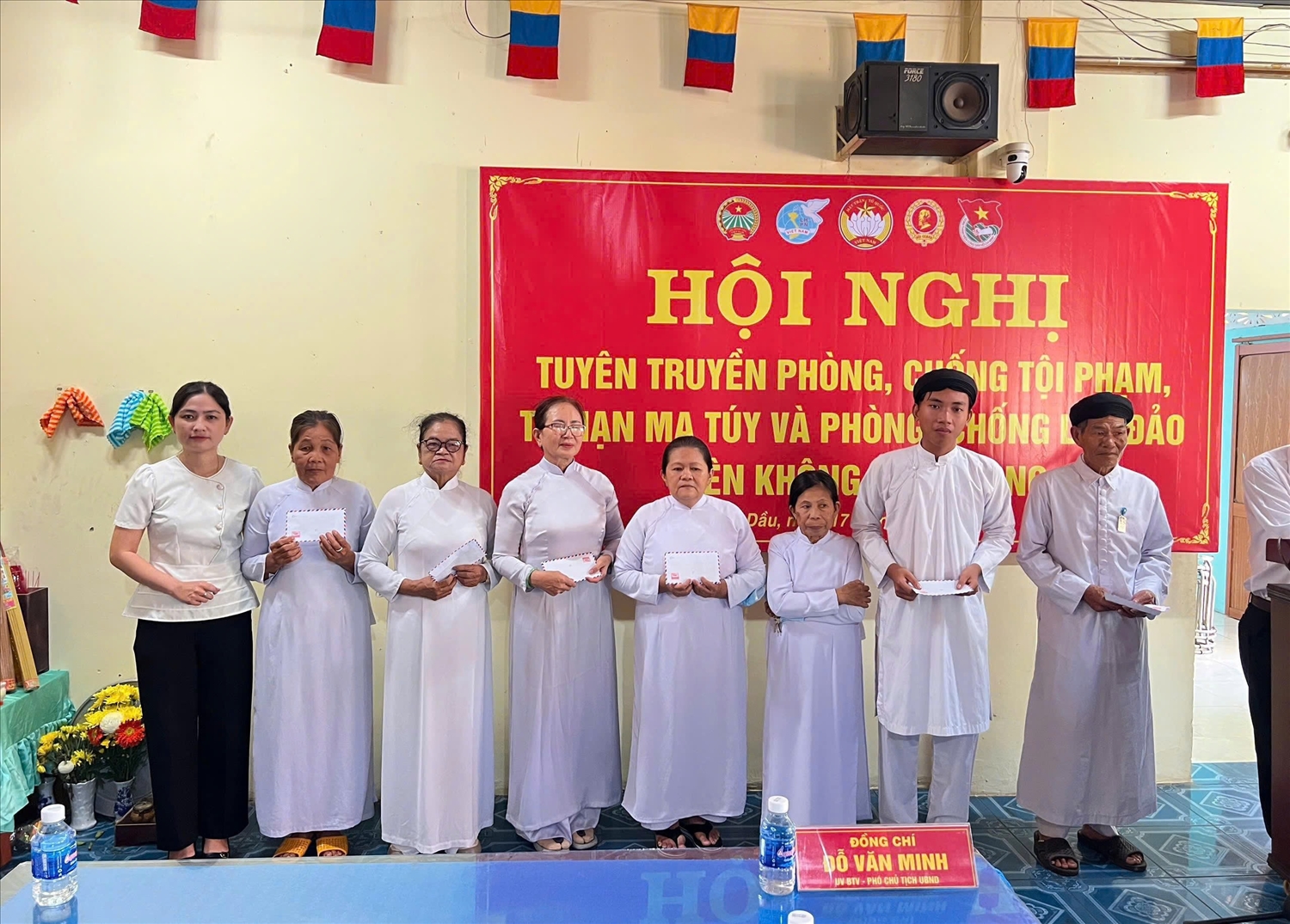 Ban Tổ chức trao quà cho các tín đồ có hoàn cảnh khó khăn