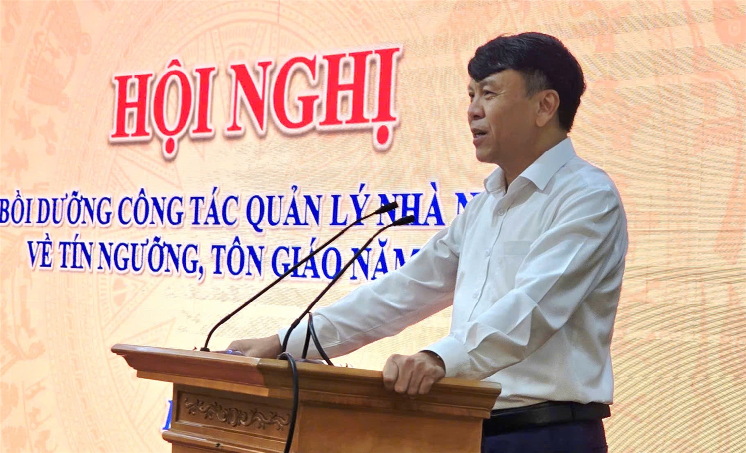 Ông Đặng Quang Ngạn, Phó Giám đốc Sở Dân tộc và Tôn giáo tỉnh Quảng Ninh phát biểu tại Hội nghị