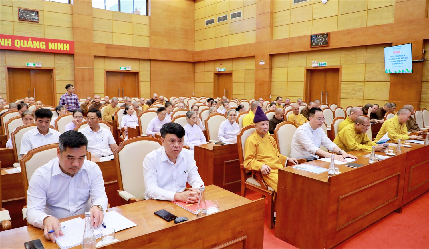 Chức sắc, chức việc, nhà tu hành trên địa bàn tỉnh Quảng Ninh cũng tích cực tham gia các buổi cập nhật chính sách mới về tôn giáo