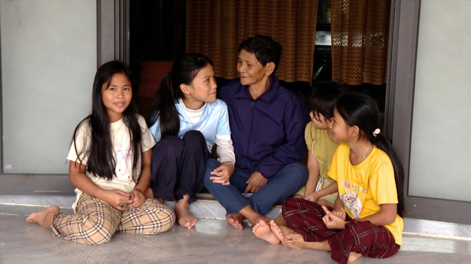 Trò chuyện với trẻ em gái ở Xóm Mới về hệ lụy của kết hôn sớm và hôn nhân cận huyết thống 