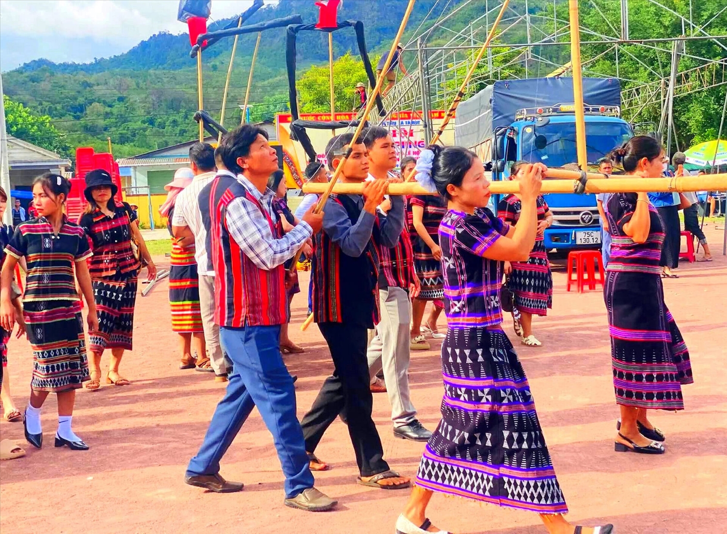 Đồng bào Tà Ôi nô nức hội tụ, tham gia Lễ hội Ariêu Piing, cùng gìn giữ và trao truyền những giá trị văn hóa truyền thống của cộng đồng