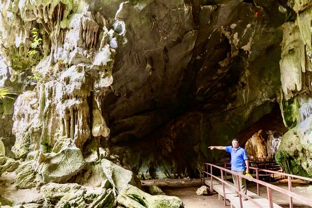Khu vực trong hang Sơn Kiều, nơi phát hiện chiếc sạp gỗ cùng một số vật dụng được cho là có liên quan đến bộ đội từng dừng chân tại đây trong những năm chiến tranh, hiện được giữ gìn để tiếp tục khảo sát, xác minh giá trị lịch sử
