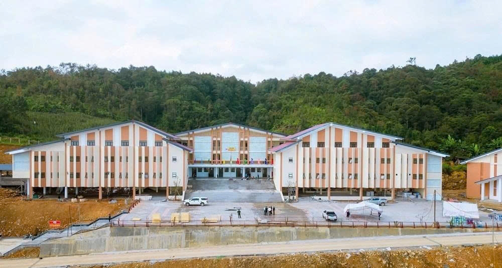 Toàn cảnh Trường Phổ thông dân tộc nội trú Tiểu học và Trung học cơ sở Y Tý đang được gấp rút hoàn thiện trước năm học mới