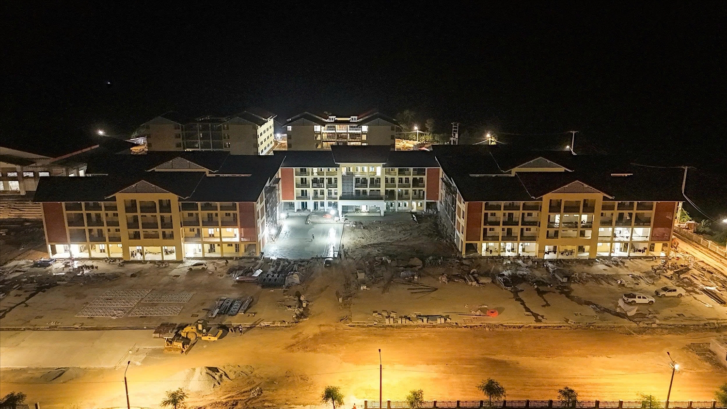 Các kỹ sư, công nhân và lực lượng thi công xuyên đêm đẩy nhanh tiến độ xây dựng Trường Phổ thông nội trú Tiểu học và Trung học cơ sở A Mú Sung, khẩn trương hoàn thiện các hạng mục để công trình sớm đưa vào sử dụng, phục vụ học sinh vùng biên trong năm học 2026 - 2027