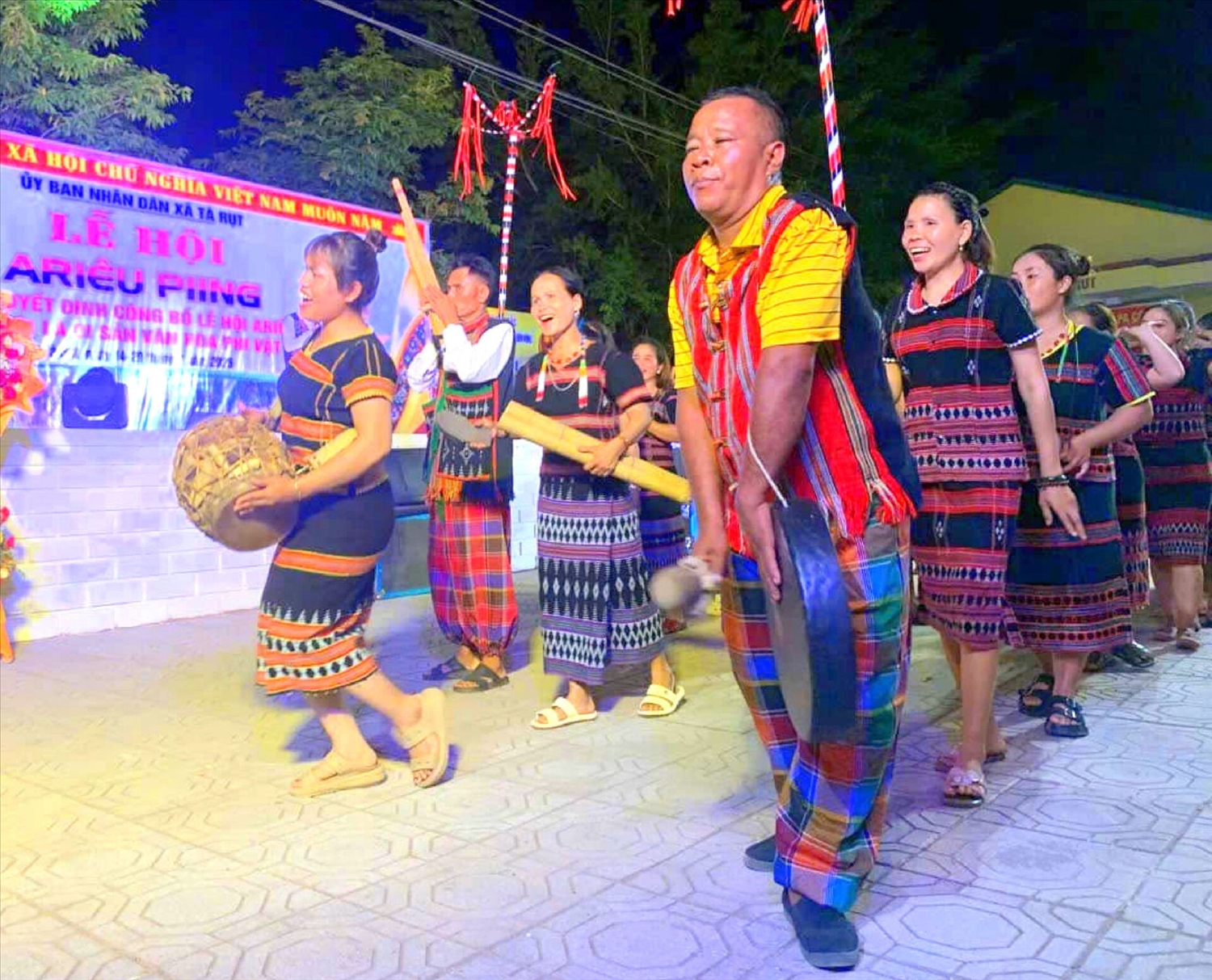 Đồng bào Tà Ôi hòa mình trong những điệu múa, lời ca rộn ràng tại Lễ hội Ariêu Piing, tạo nên không gian sinh hoạt văn hóa đậm đà bản sắc dân tộc