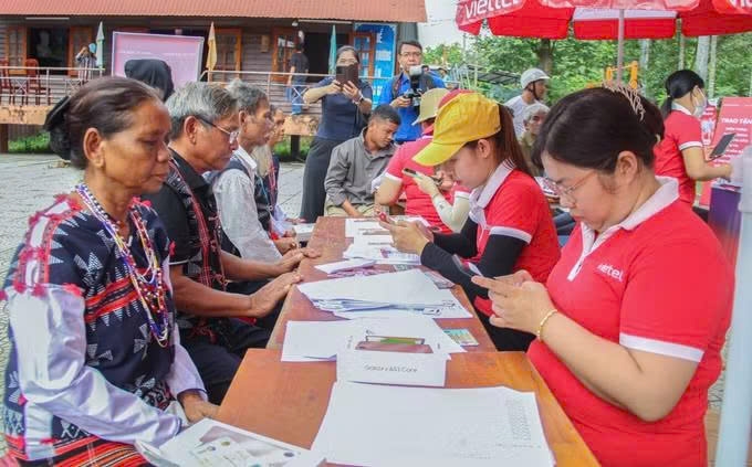 Đồng bào Cơ Tu đăng ký sim, cài đặt và sử dụng điện thoại, từng bước tiếp cận công nghệ số
