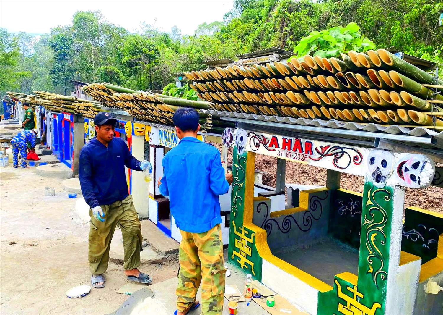 Đàn ông Tà Ôi chung tay trang trí những ngôi nhà mồ kiên cố, góp phần chuẩn bị không gian thiêng liêng cho nghi lễ Ariêu Piing