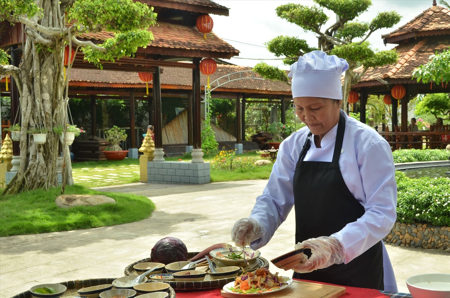 Artisan Vu Thi Diep introduces vegetarian dishes at Phuoc Lac Vien Restaurant in Tay Ninh province