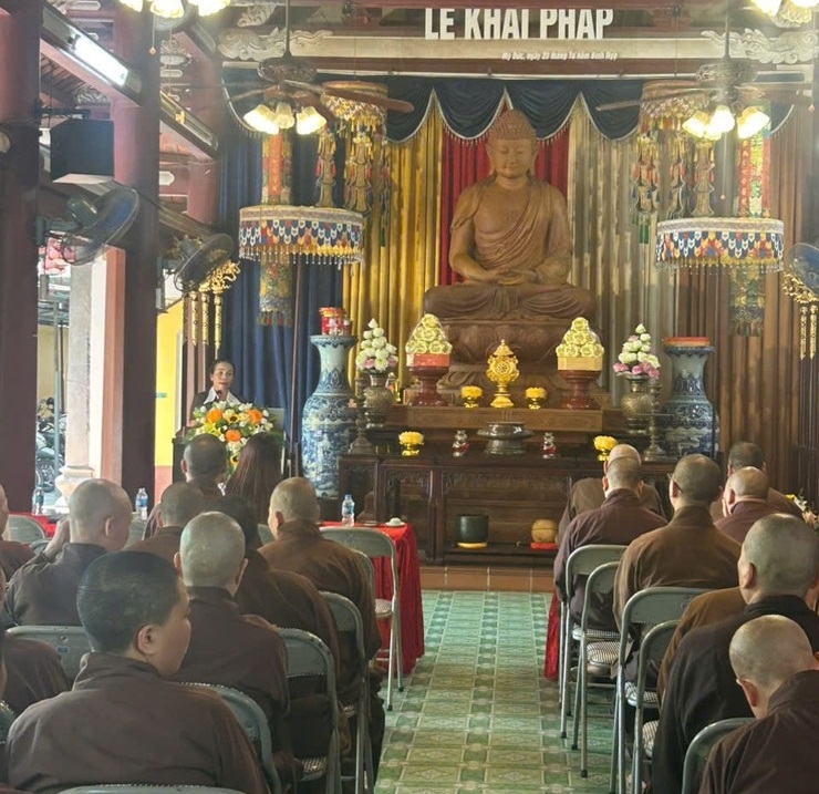 Bà Phạm Bảo Khánh - Trưởng phòng Nghiệp vụ 2, Sở Dân tộc và Tôn giáo trình bày các nội dung của Luật Tín ngưỡng, tôn giáo