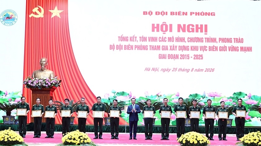 Ông Nguyễn Đình Khang - Bộ trưởng Bộ Dân tộc và Tôn giáo trao tặng Bằng khen của Bộ Dân tộc và Tôn giáo đến các tập thể, cá nhân