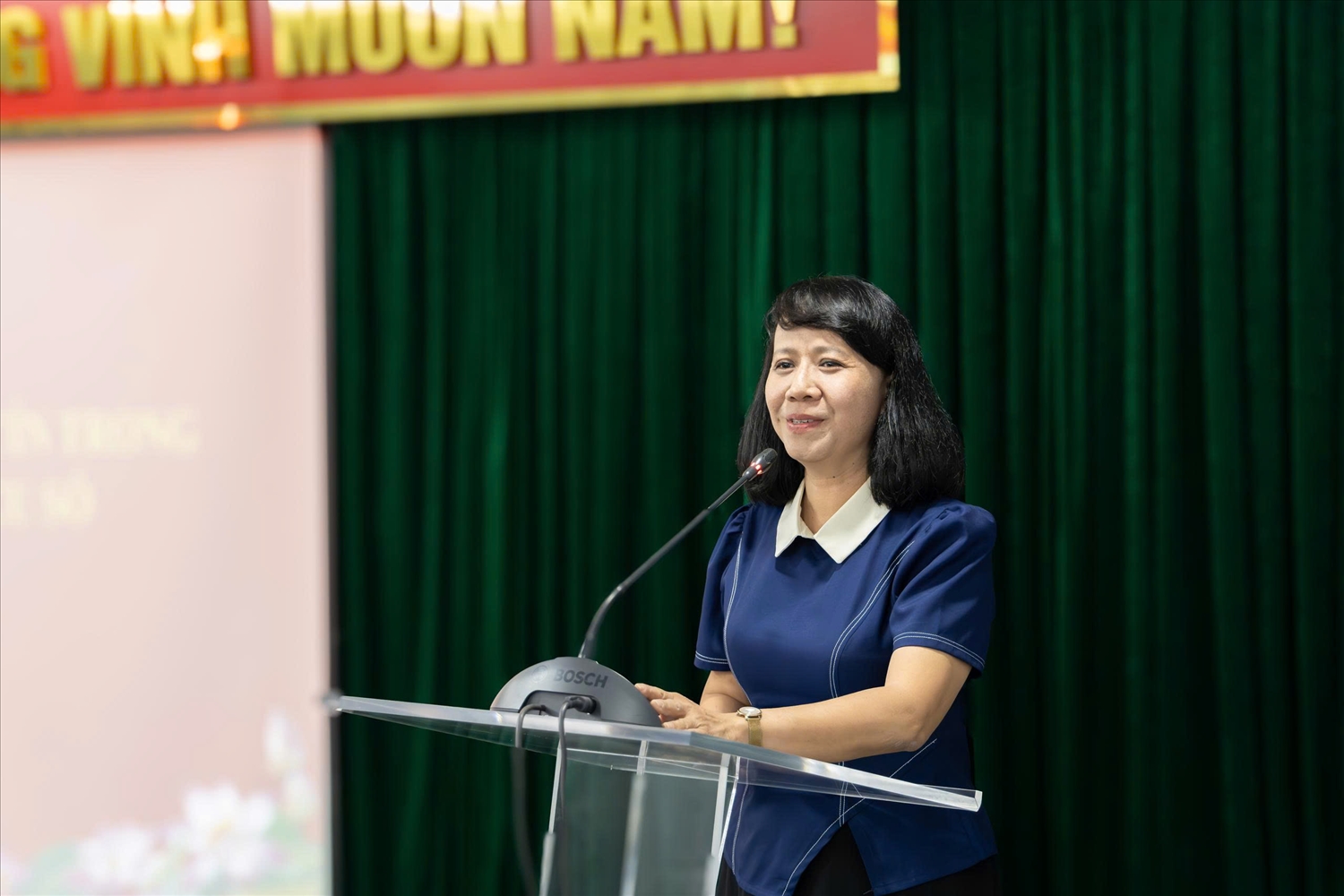 Bà Nguyễn Thị Phương Linh - Phó Giám đốc Sở Dân tộc và Tôn giáo tỉnh An Giang báo cáo sơ lược về tình hình dân tộc, tôn giáo trên địa bàn tỉnh.
