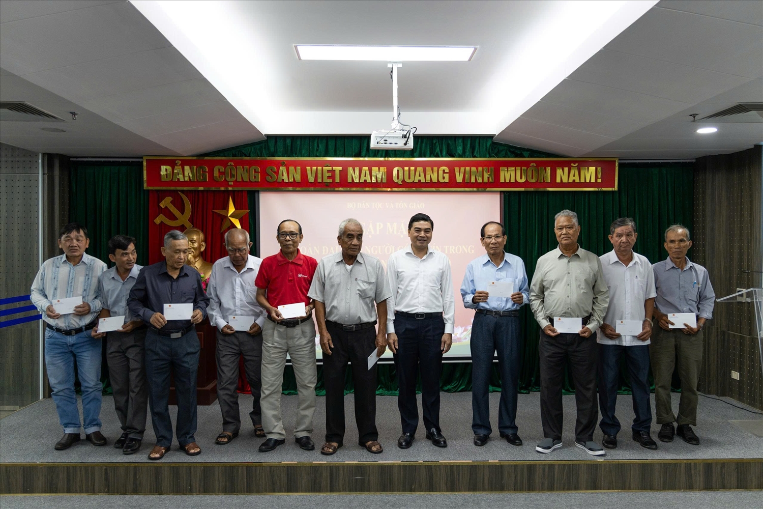 Người có uy tín trong đồng bào dân tộc thiểu số An Giang là “cánh nay nối dài” trong thực thi chính sách dân tộc, tôn giáo 8