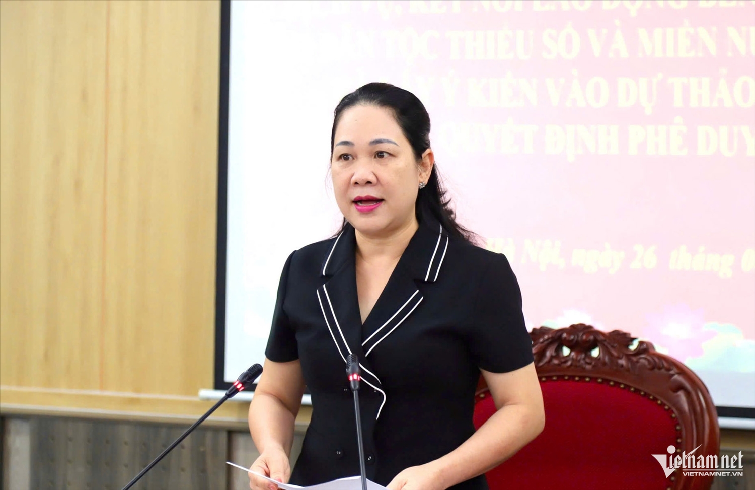 Thứ trưởng Bộ Dân tộc và Tôn giáo Nông Thị Hà phát biểu tại Hội thảo. Ảnh: Vietnamnet.vn