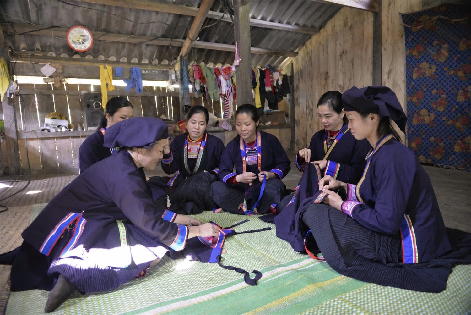 Người Mông Đen xã Đoàn Kết, tỉnh Lạng Sơn truyền dạy nghề thêu truyền thống 