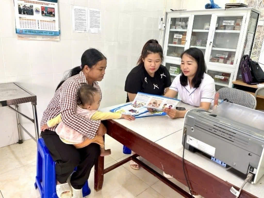 Cán bộ y tế xã Quốc Việt, tỉnh Lạng Sơn tư vấn về chăm sóc sức khỏe cho bà mẹ - trẻ em 
