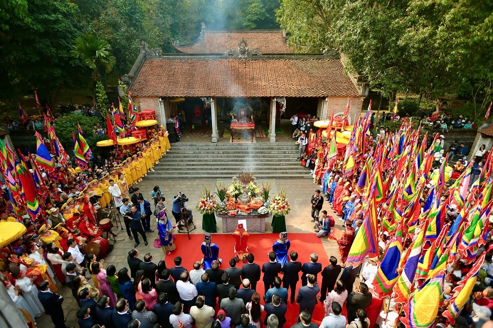 Các cơ sở tín ngưỡng như đình, đền, miếu, phủ... là không gian tâm linh, biểu tượng gắn kết cộng đồng làng xã lâu đời (Trong ảnh: Lễ hội đền Bà Triệu năm 2025 tại Khu di tích lịch sử và kiến trúc nghệ thuật quốc gia đặc biệt đền Bà Triệu, tỉnh Thanh Hóa)