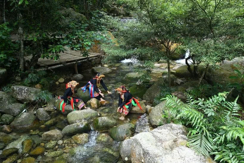 Dòng suối trong vắt, mát lành chảy qua bản làng người Dao thơ mộng