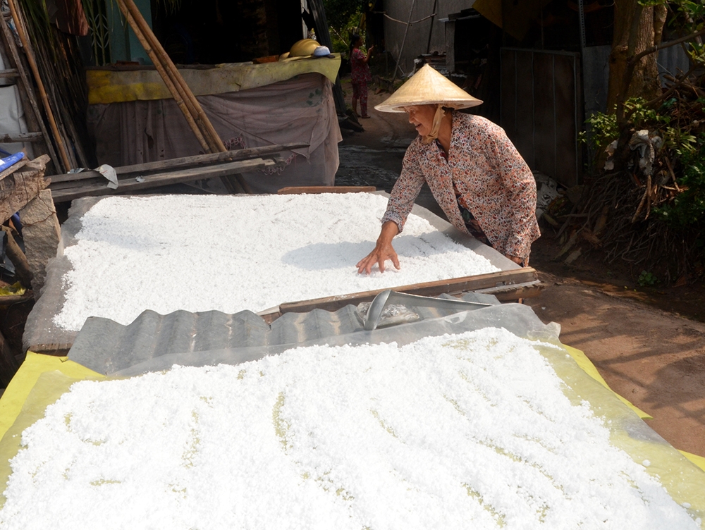 Phía sau hạt bột củ huyền trắng mịn là vị nắng, vị gió, là giọt mồ hôi lấy công làm lãi của cư dân xứ Bảy Núi