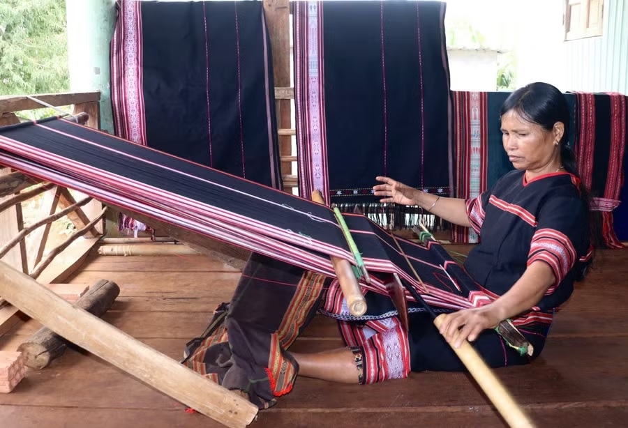 Nghệ nhân Rơ Châm Phảih miệt mài giữ nghề dệt thổ cẩm Jrai