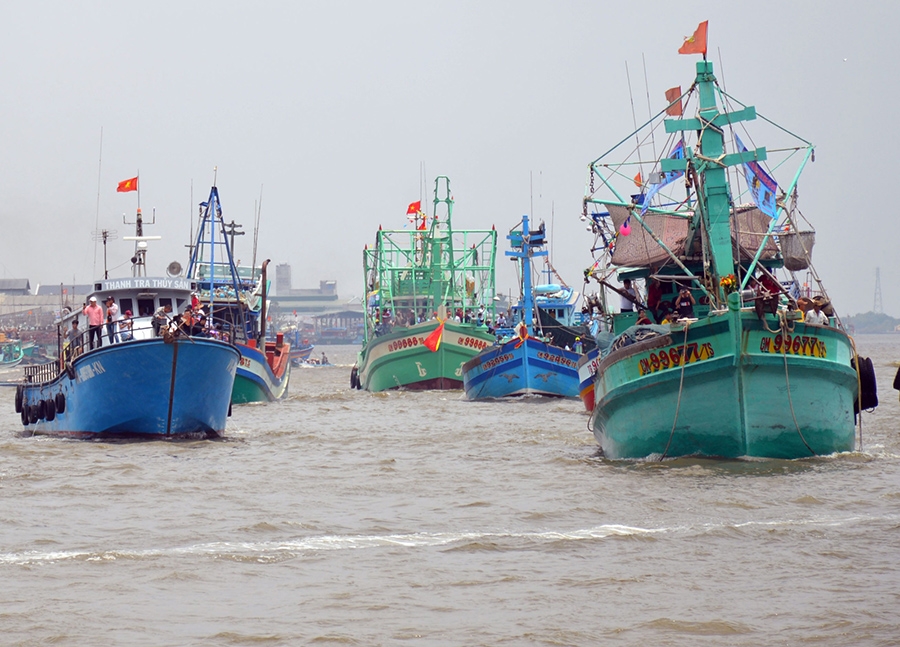 Các đoàn tàu ra khơi tham gia lễ Nghinh Ông