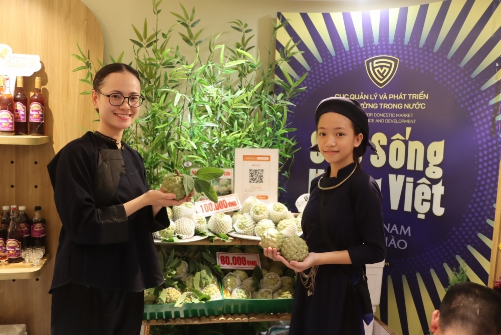 Sự kết hợp giữa hoạt động trải nghiệm trực tiếp với thương mại điện tử, nhiều sản phẩm như na Lạng Sơn, khau nhục, bột thạch đen, bún ngô, măng ớt, trà hoa hồi, tinh bột mác mật, tinh dầu hồi cùng nhiều sản phẩm OCOP khác còn được giới thiệu thông qua các phiên livestream trên TikTok Shop