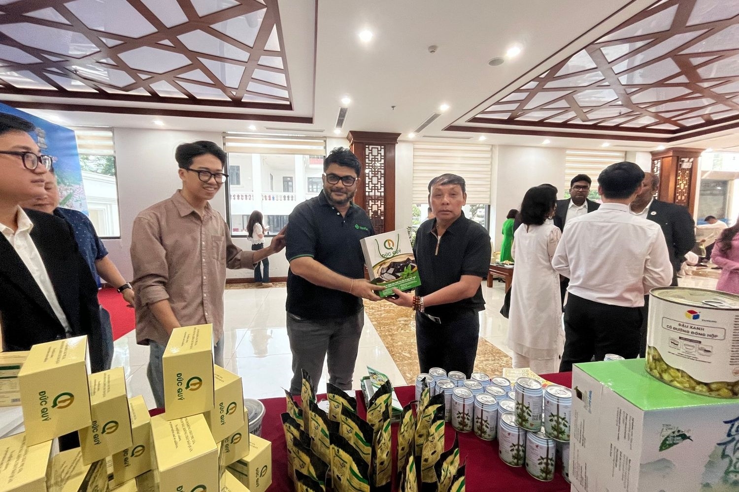 Nhiều sản phẩm OCOP của Lạng Sơn gắn liền với những câu chuyện văn hóa, những làng nghề truyền thống, tạo nên sức hấp dẫn riêng biệt. Những sản phẩm OCOP từ thạch đen, tinh dầu hồi, trà bầu khai… đã được nhiều khách hàng quốc tế đón nhận tích cực, mở ra hướng đi phát triển bền vững trong tương lai
