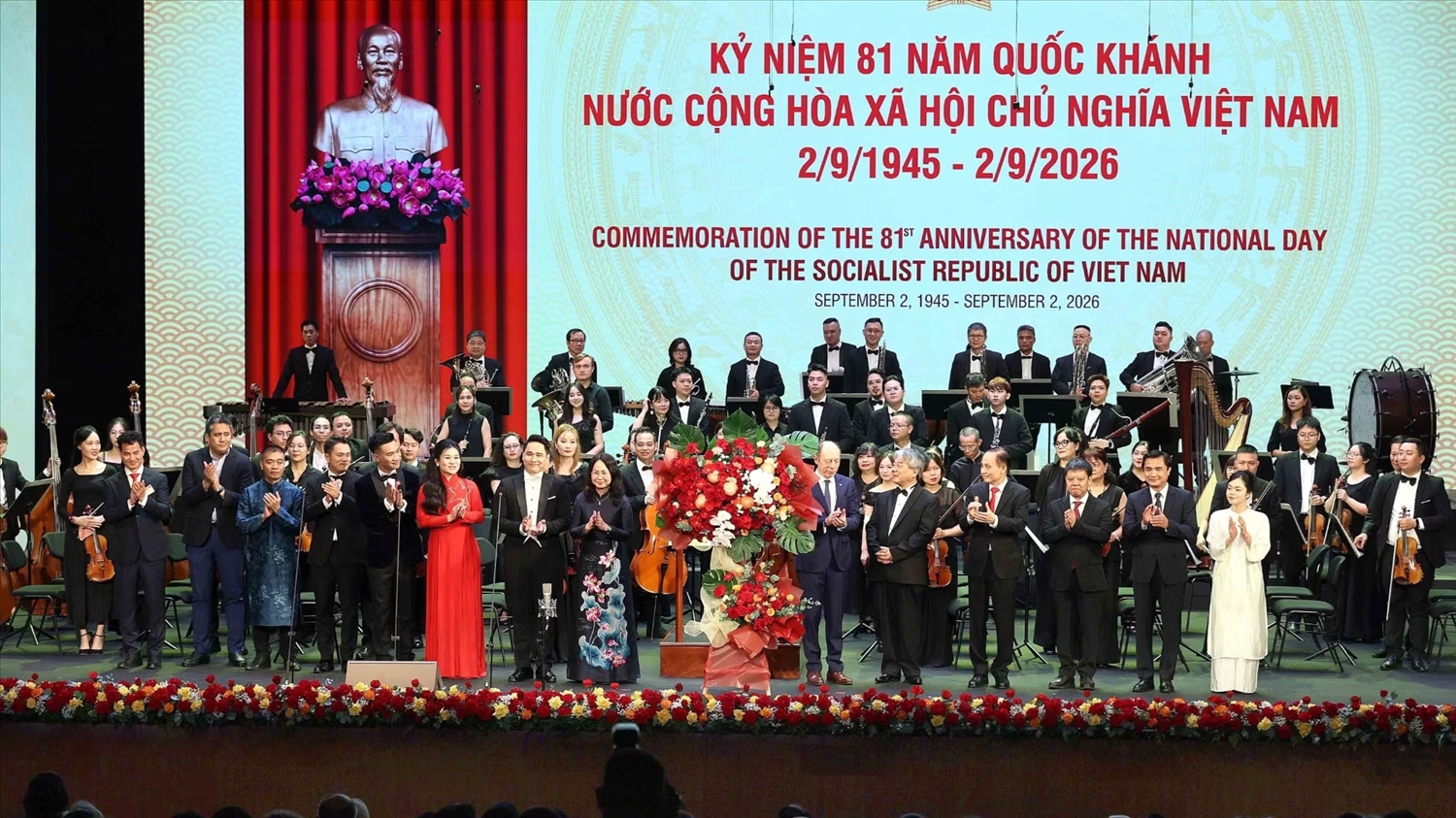 Bộ trưởng Bộ Ngoại giao Lê Hoài Trung và Bộ trưởng Bộ Văn hóa, Thể thao và Du lịch Lâm Thị Phương Thanh cùng Đại sứ Uruguay Raúl Juan Pollak Giampietro, đại diện Đoàn Ngoại giao tại Việt Nam tặng hoa chúc mừng các nghệ sĩ. Ảnh:TTXVN