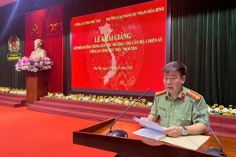 Đại diện Công an tỉnh Phú Thọ phát biểu tại Lễ khai giảng lớp bồi dưỡng tiếng dân tộc Mường cho cán bộ, chiến sĩ năm 2026