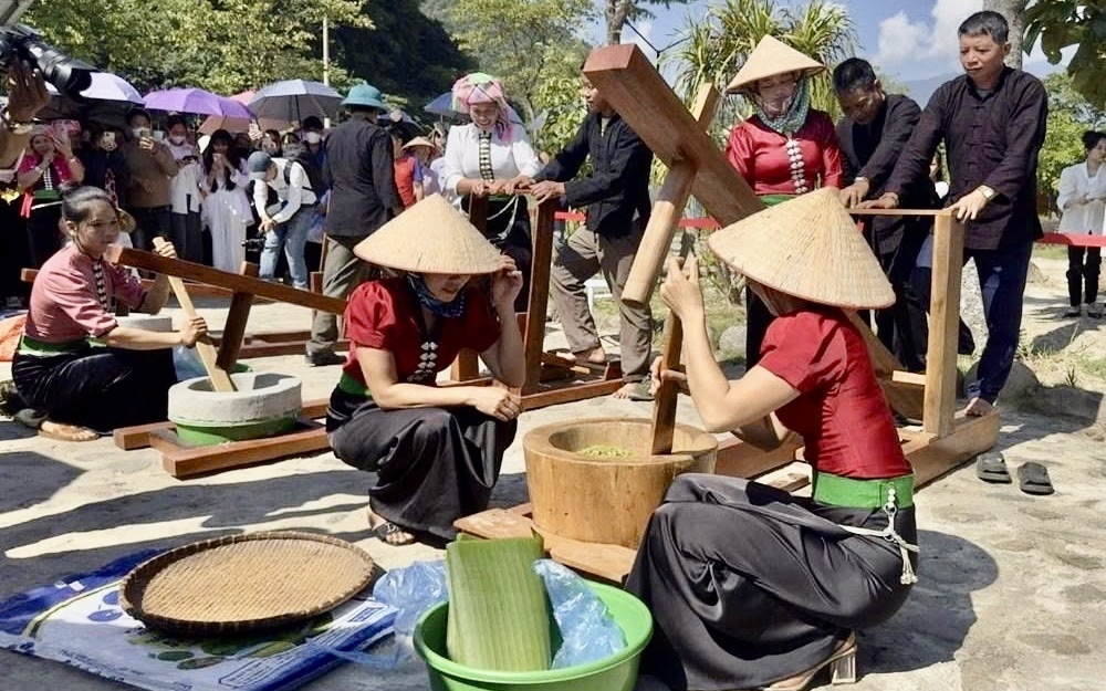 Đồng bào Thái trình diễn giã cốm, tái hiện nét đẹp nghề làm cốm truyền thống tại lễ hội